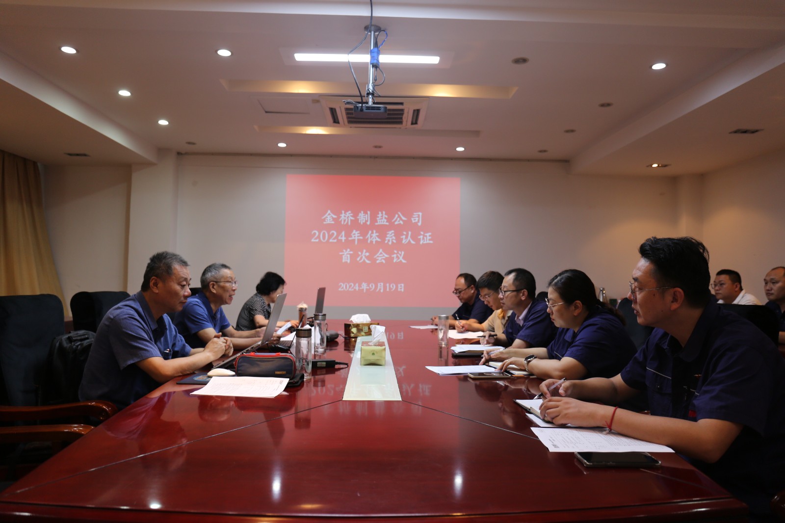 近日，金橋制鹽公司通過北京世標(biāo)認(rèn)證中心審核，給予食品安全管理體系、環(huán)境管理體系和職業(yè)健康安全管理體系認(rèn)證“保持認(rèn)證資格”的監(jiān)督審核結(jié)論，給予質(zhì)量管理體系認(rèn)證“再次注冊”的再認(rèn)證審核結(jié)論。通過審核，是對公司精細(xì)化管理成果的檢驗(yàn)，促進(jìn)公司內(nèi)控管理水平持續(xù)提升。（李曉月）