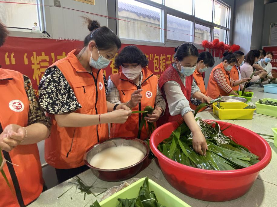 青口供電所黨支部聯(lián)合生產(chǎn)生活服務(wù)中心分會、黃沙坨社區(qū)，共同舉辦“悠悠艾草香 濃濃端午情”系列活動。.png